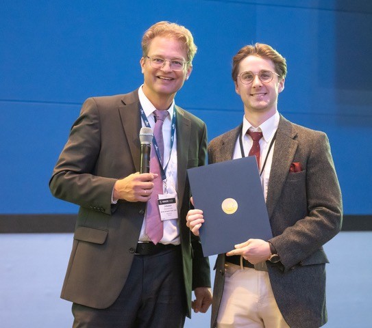 Tymon Nieduzak receiving the Best Student Paper Award