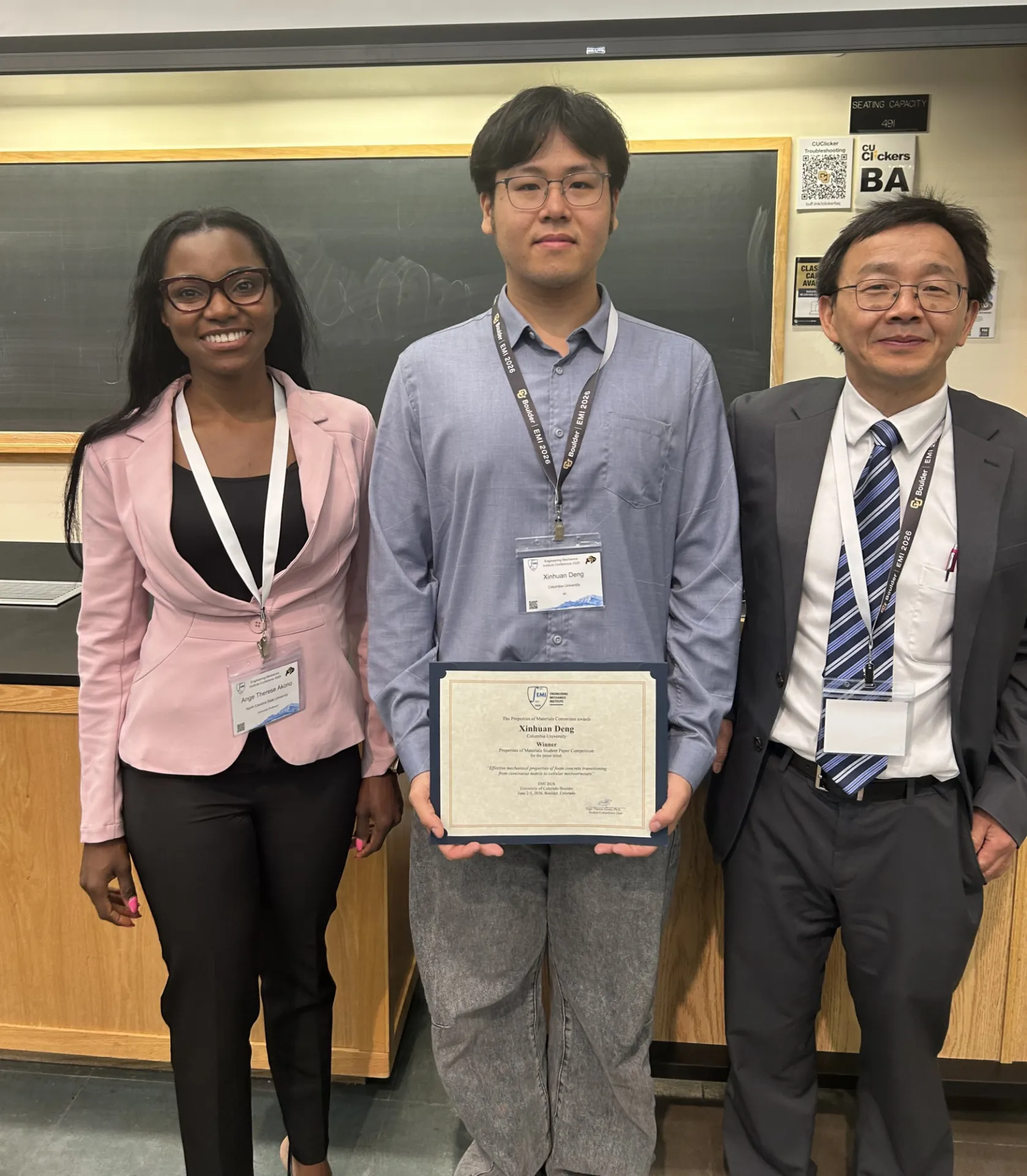 Xinhuan Deng and his award.